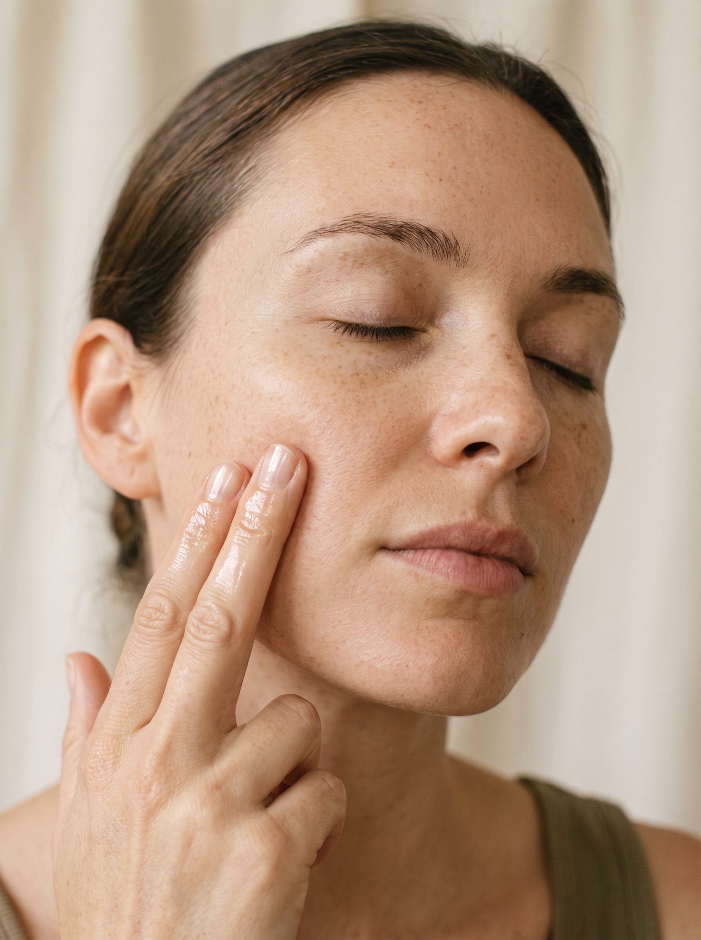 Applying ozonated oil on a retinol rest night